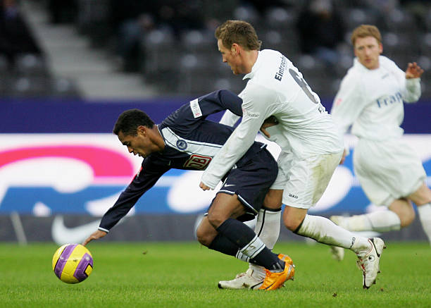 他凭借个人 他凭借个人